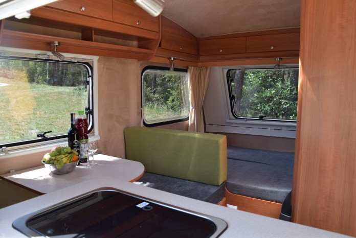Niewiadow Wohwagen mit Festbett Niewiadow Wohwagen mit Festbett